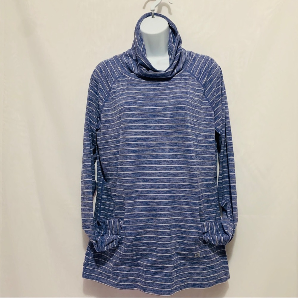 Gap fit pullover training shirt